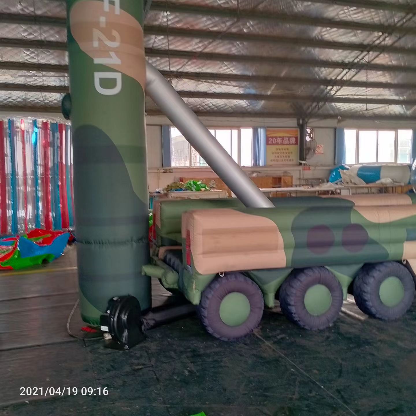 武江军事演习中的充气目标车辆：模拟发射车雷达车坦克飞机